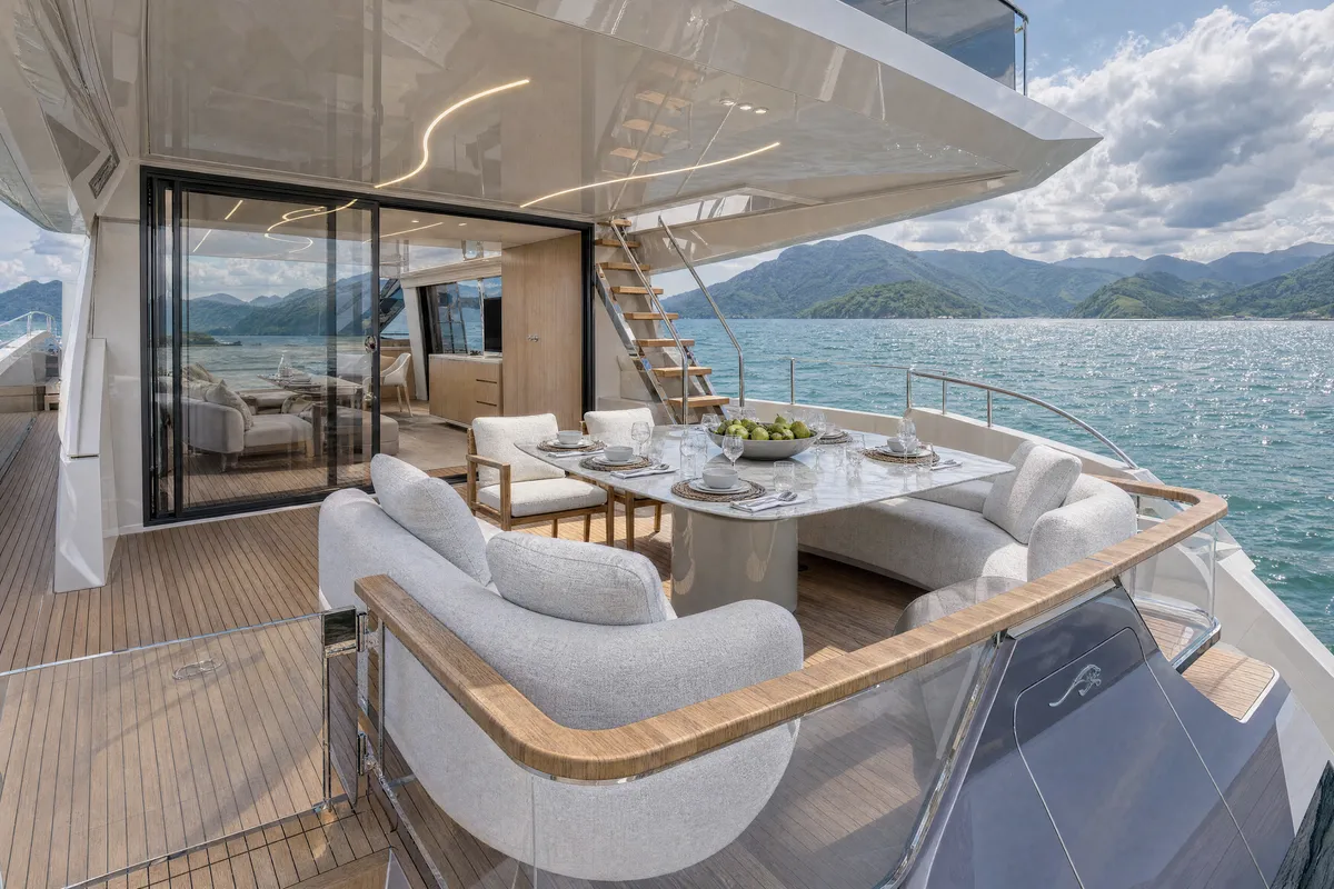 Intermarine 25M — Popa — com mesa