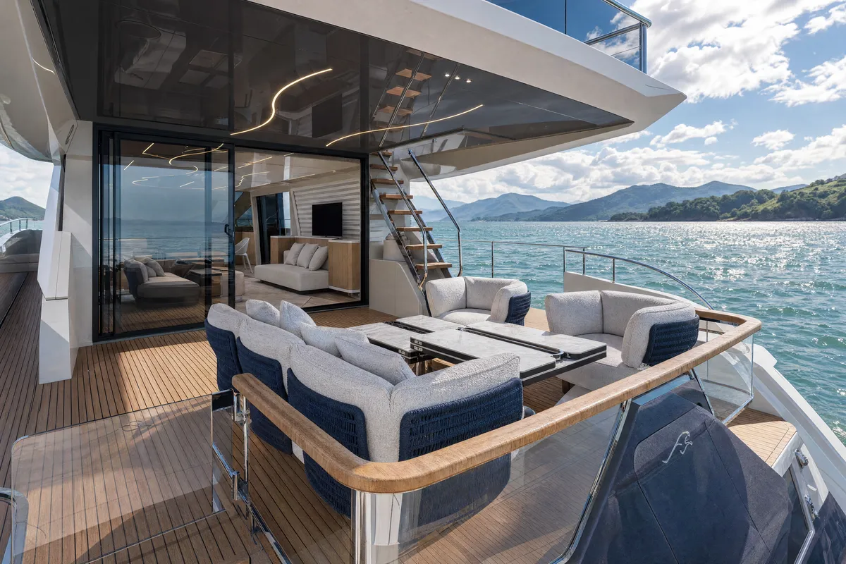 Intermarine 25M — Popa — lounge