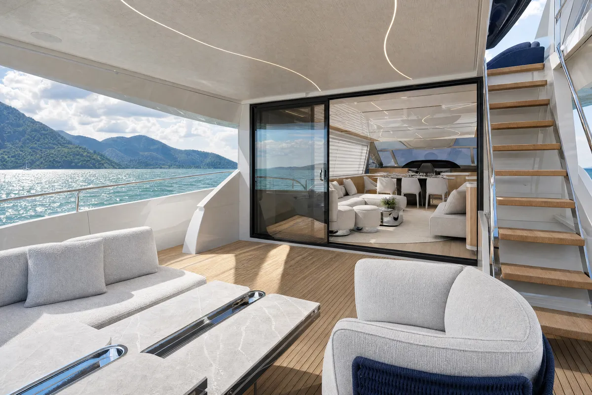 Intermarine 25M — Popa — lounge, outra vista