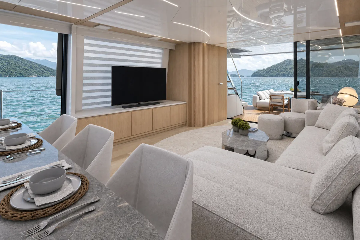 Intermarine 25M — Salão — com volume de geladeira