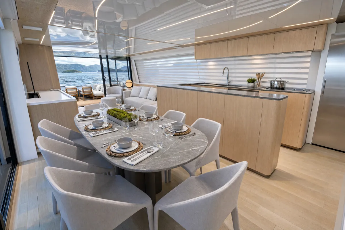 Intermarine 25M — Salão — cozinha aberta, com mesa